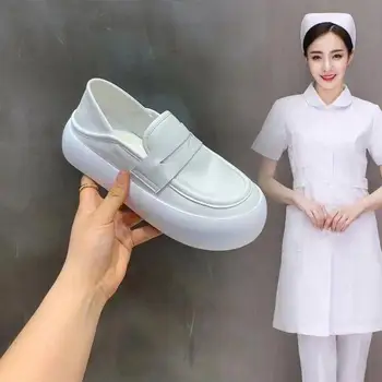  Hemşire ayakkabıları Beyaz Pedal Yumuşak Alt Nefes Deodorant Sneakers Kadınlar için kaymaz Rahat Yaz Kalın Alt Kadın Daireler
