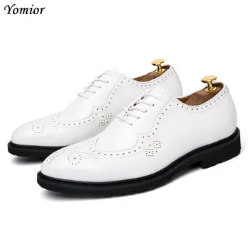  Yomior Bahar Yaz Erkek Brogue Ayakkabı Oyma İngiltere Tarzı Moda Resmi Elbise Ayakkabı Beyaz Siyah Düğün Ayakkabı Ofis Erkekler için